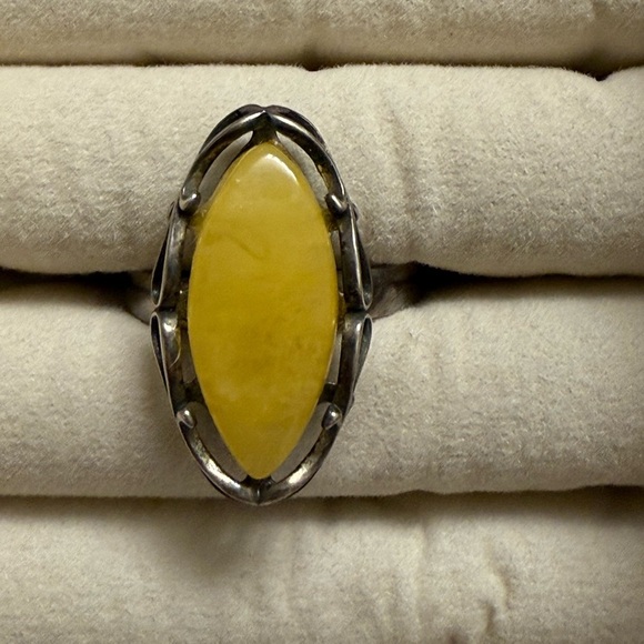 Large Amber Yellow Natural Ring with Vintage-Inspired Design - Picture 2 of 6